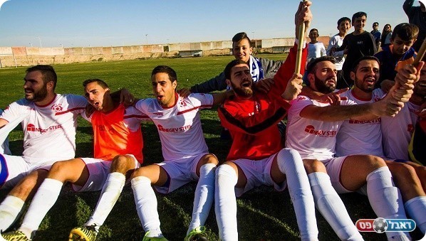 ממשיכים לעבר ליגה א'.שחקני דימונה חוגגים(צילום:איציק קדוש)